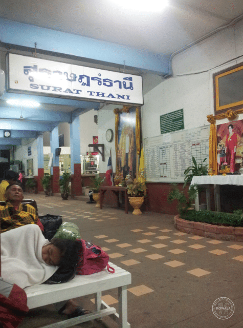 Longue attente en gare de Surat Thani