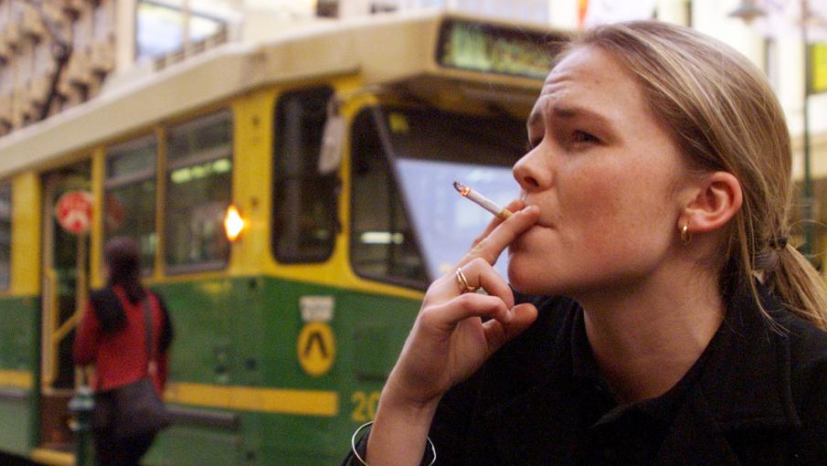 Une Australienne fume une cigarette à Melbourne (Australie), le 21 mai 1999. (WILL BURGESS : REUTERS)