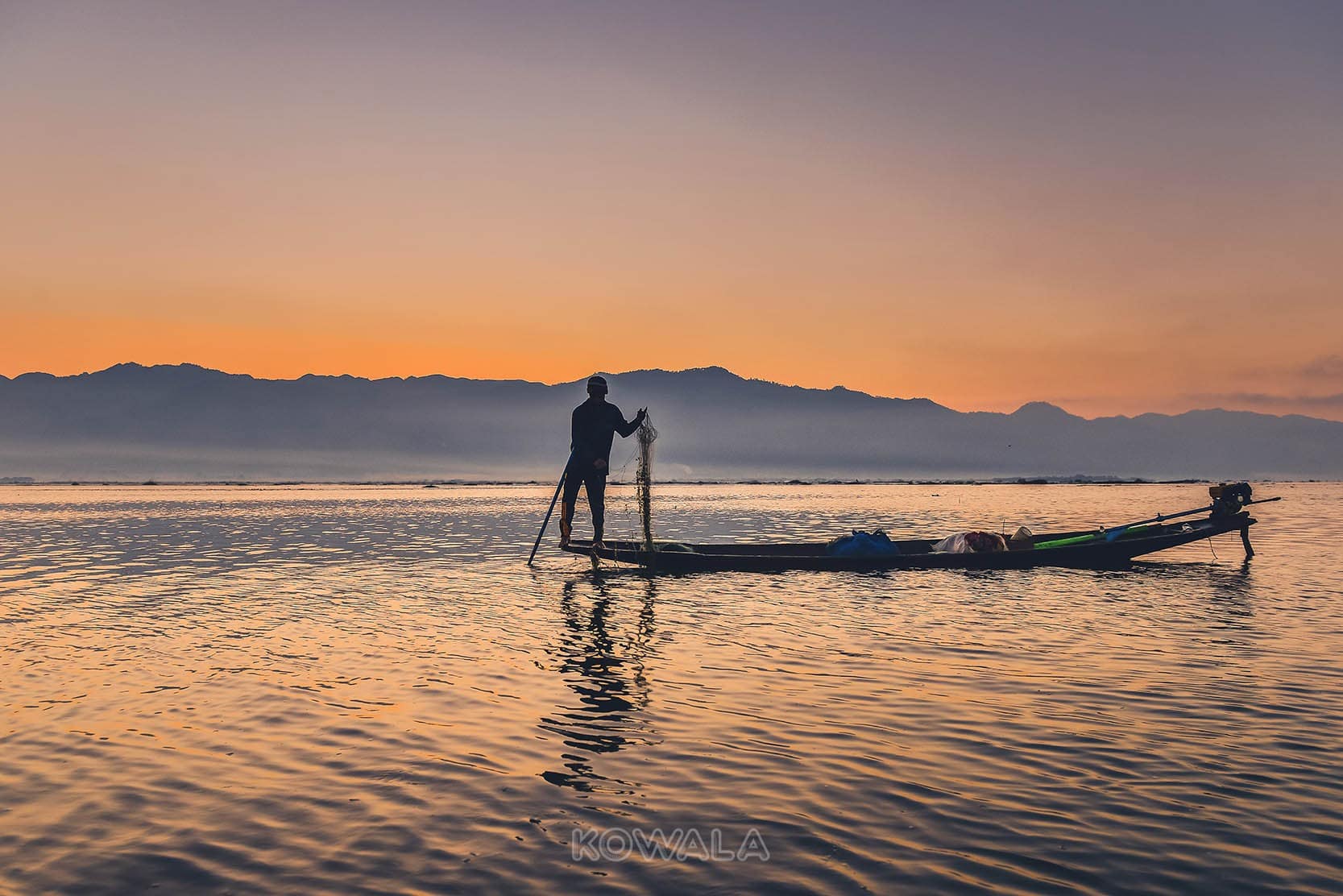 Pêcheur au lever de soleil sur le lac Inle au Myanmar