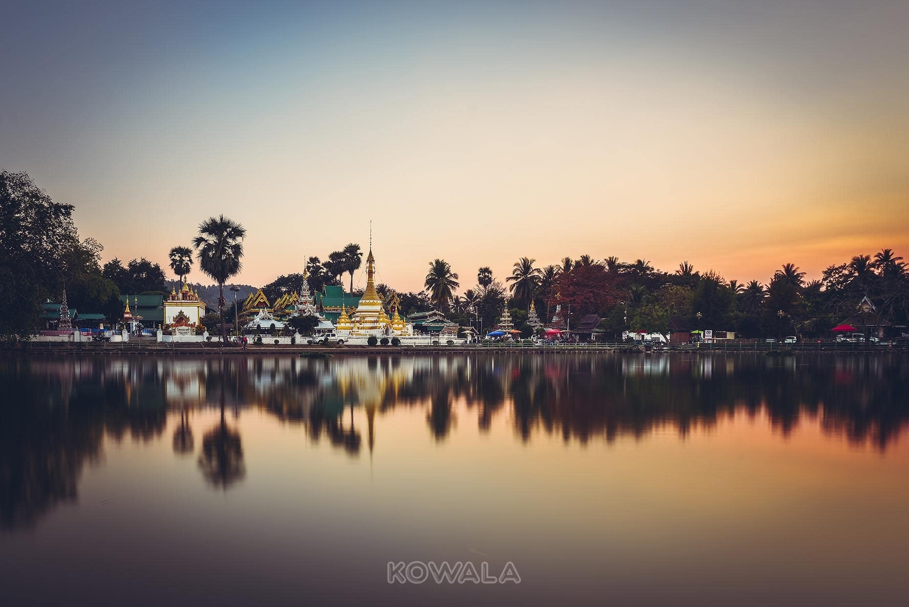 Coucher de soleil et reflet sur le lac à Mae Hong Son, Thaïlande