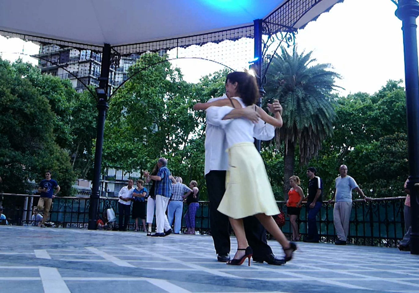 Tango au kiosque de Belgrano, à Buenos Aires