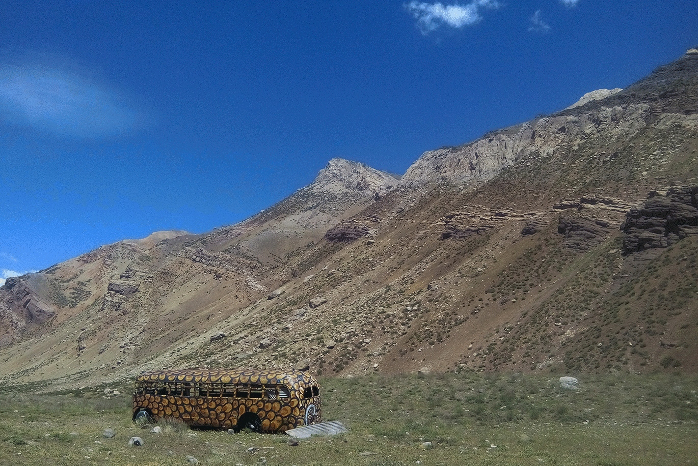 Bus sur la route du parc Aconcagua, dans la Cordillère des Andes, près de Mendoza en Argentine