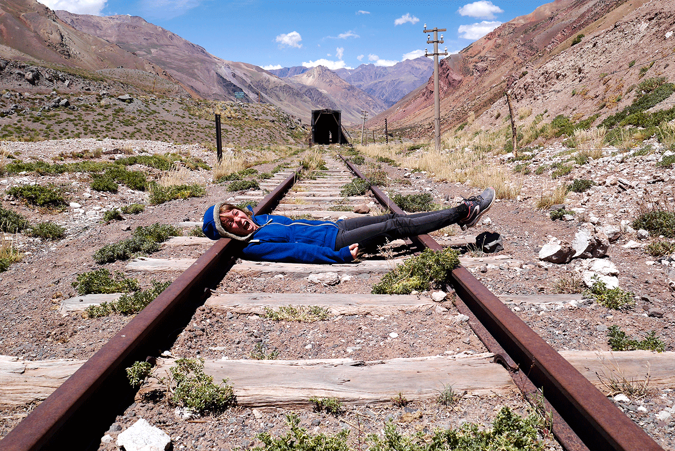 Sur la ligne de train désaffectée près de l'Aconcagua, Cordillère des Andes, Argentine