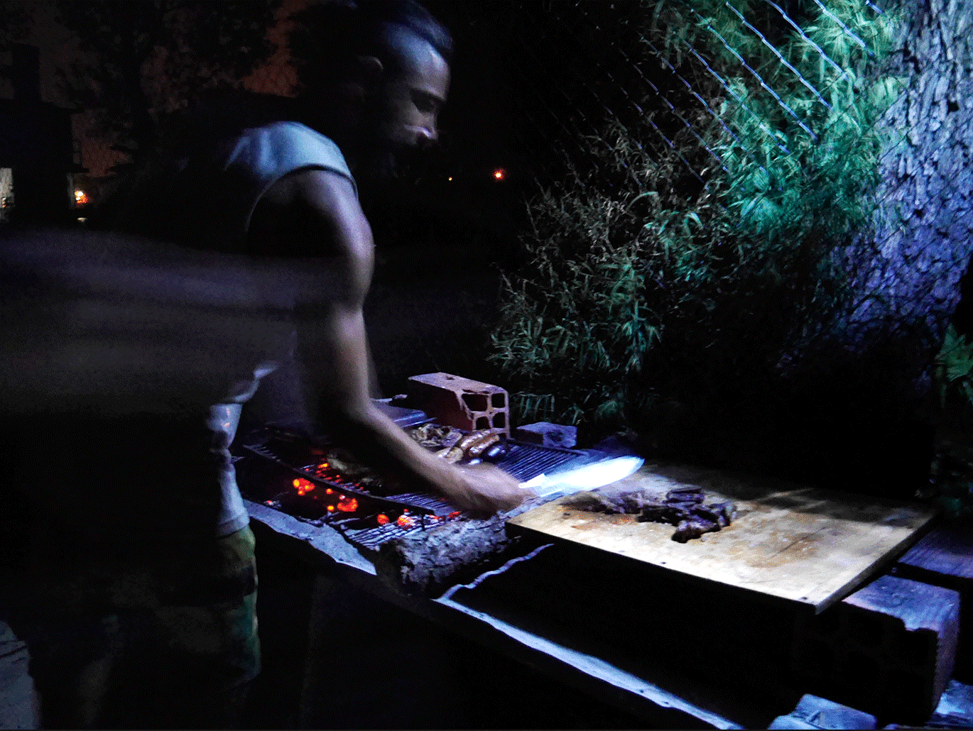 Martin prépare un asado, au Club Terra, à Rosario