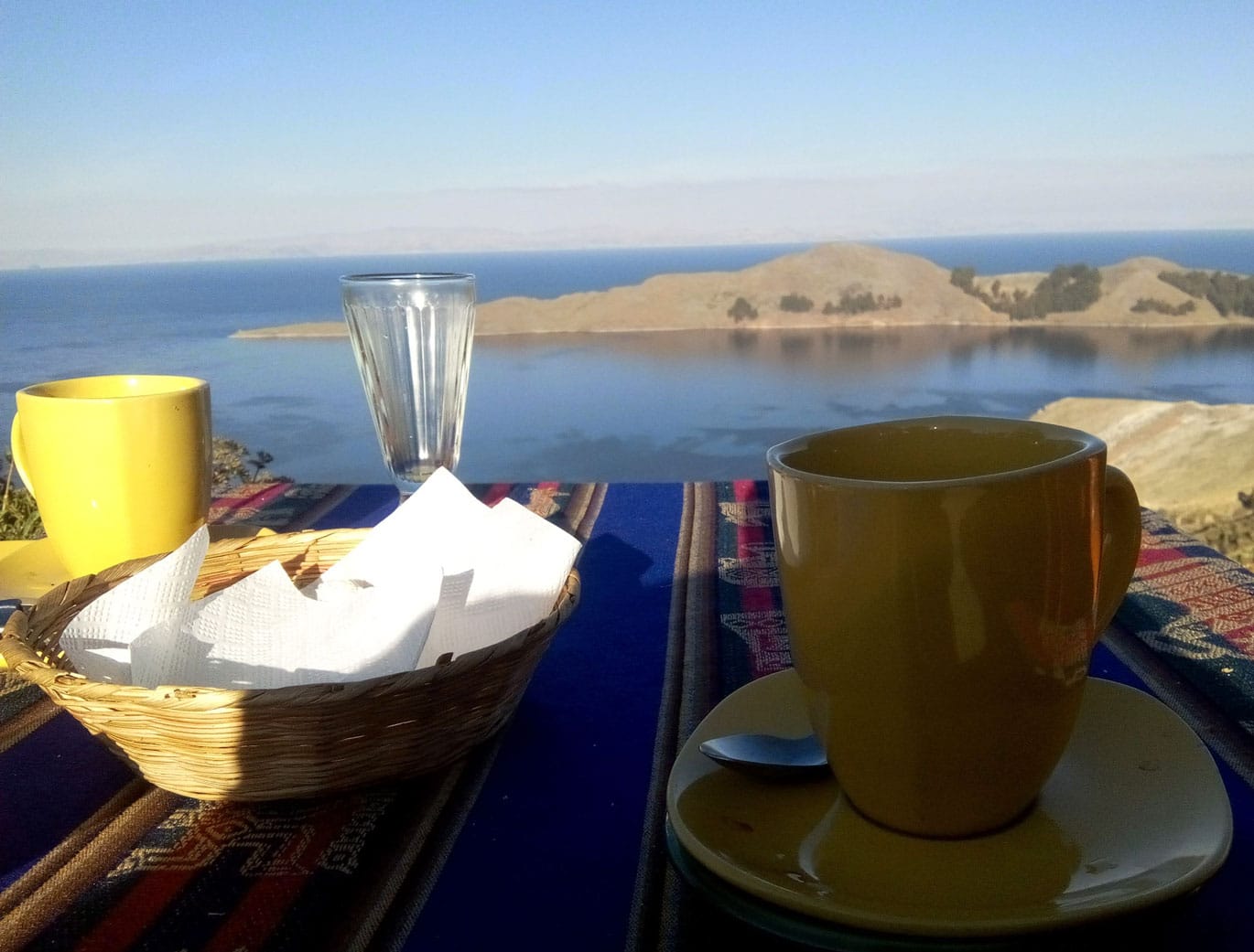 Isla del Sol en Bolivie, petit-déjeuner avec vue sur le lac Titicaca