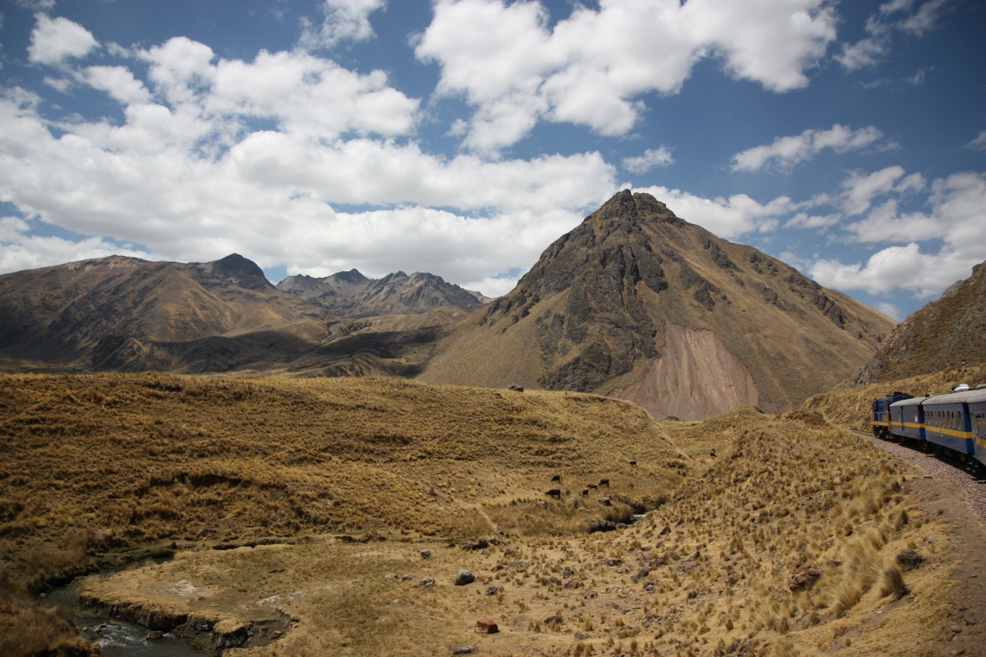 Un train traverse l'altiplano peruvien