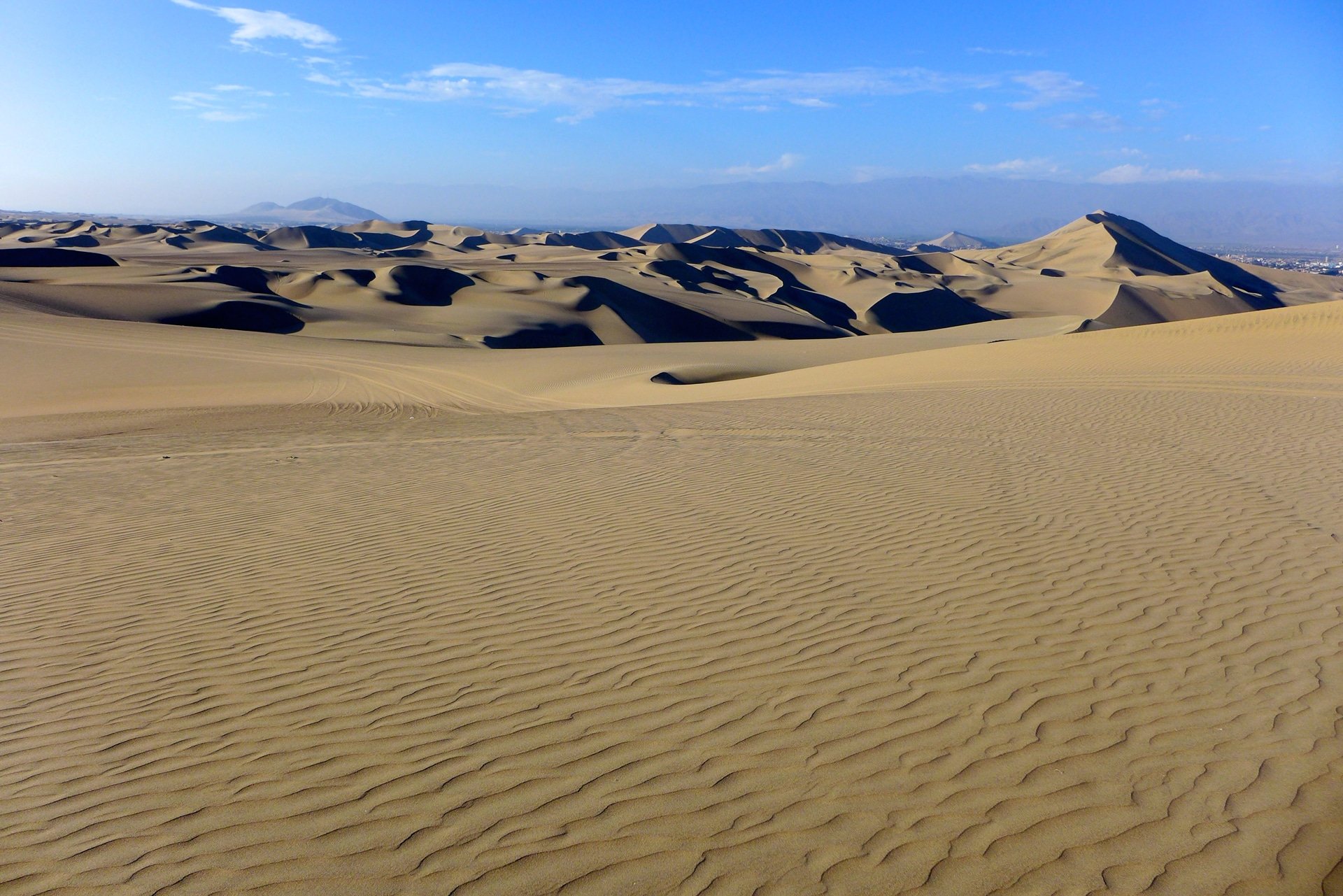 Les dunes, dans le désert de Huacachina au Pérou