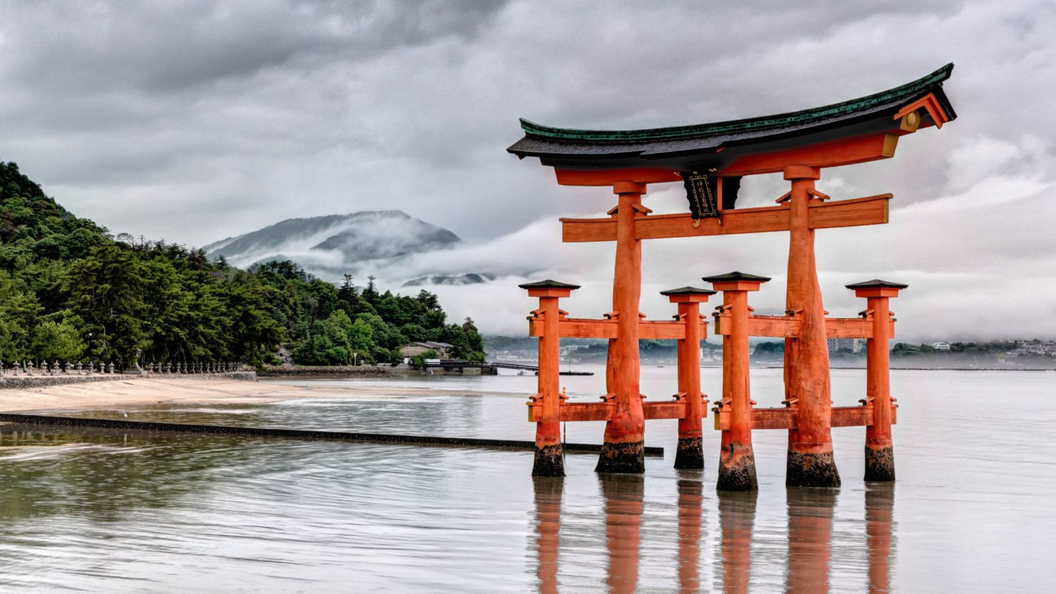Le sanctuaire d'Itsukushima sur l'île de Miyajima, dans la baie d'Hiroshima