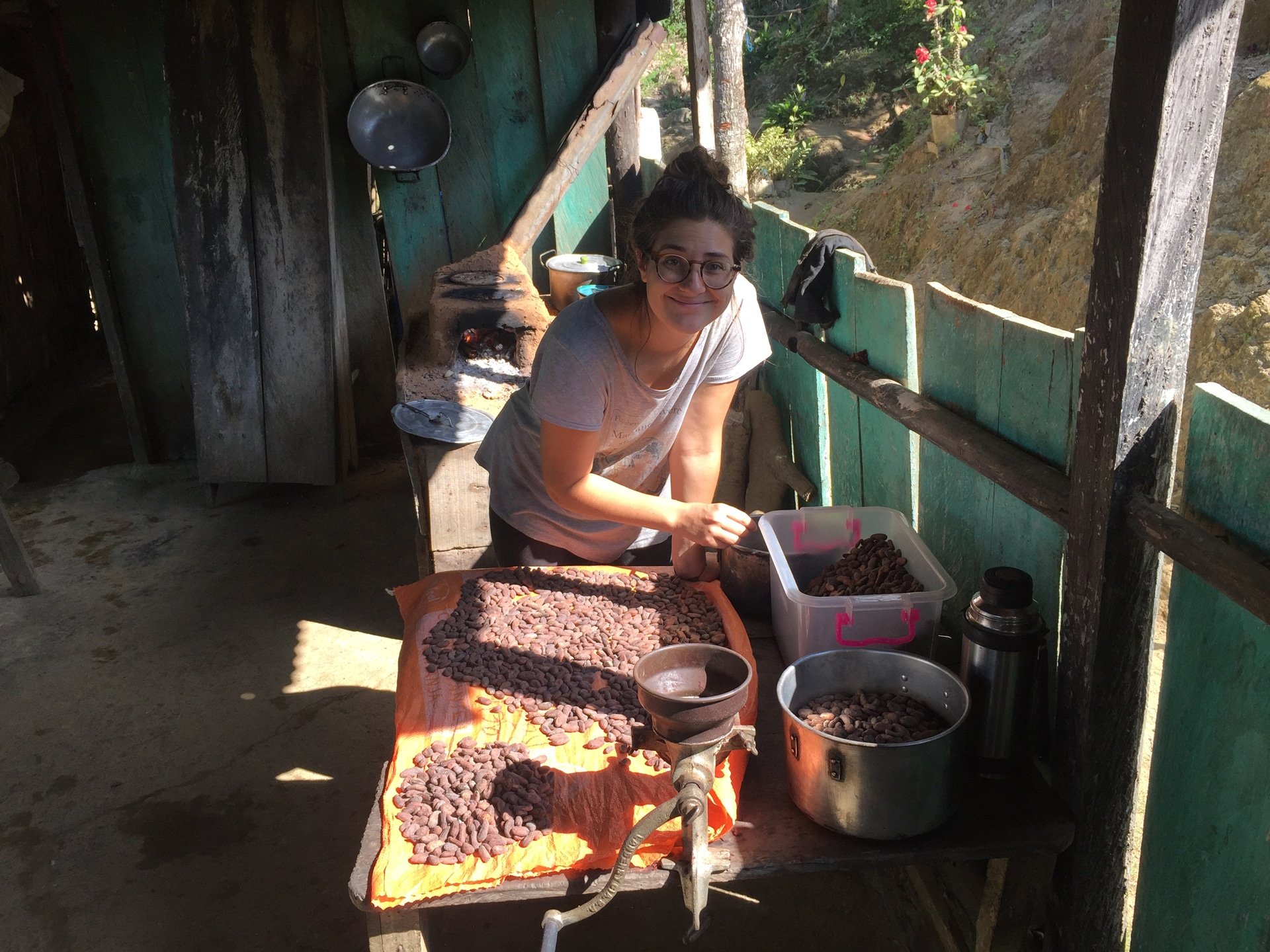 Audrey devant des fèves de cacao, en Colombie 