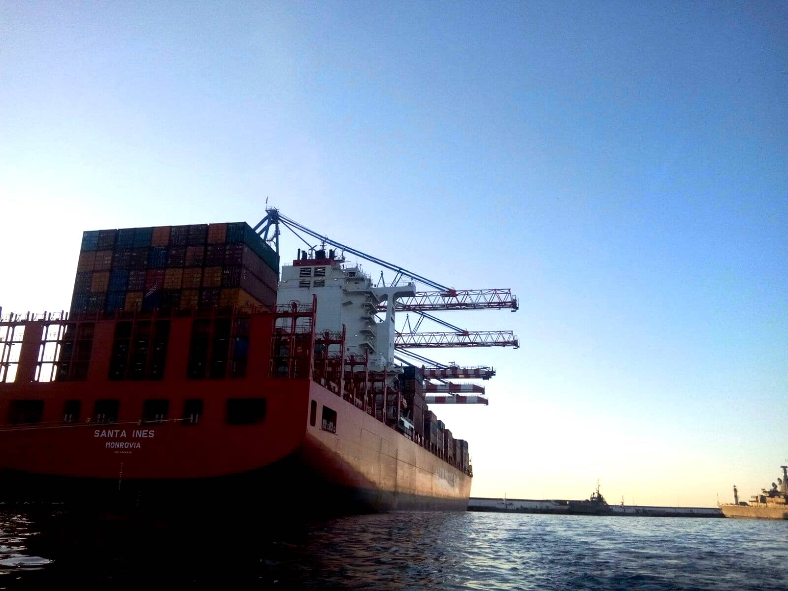Photo d'un porte-container prise lors d'une balade en bateau dans le port de Valparaiso, au Chili