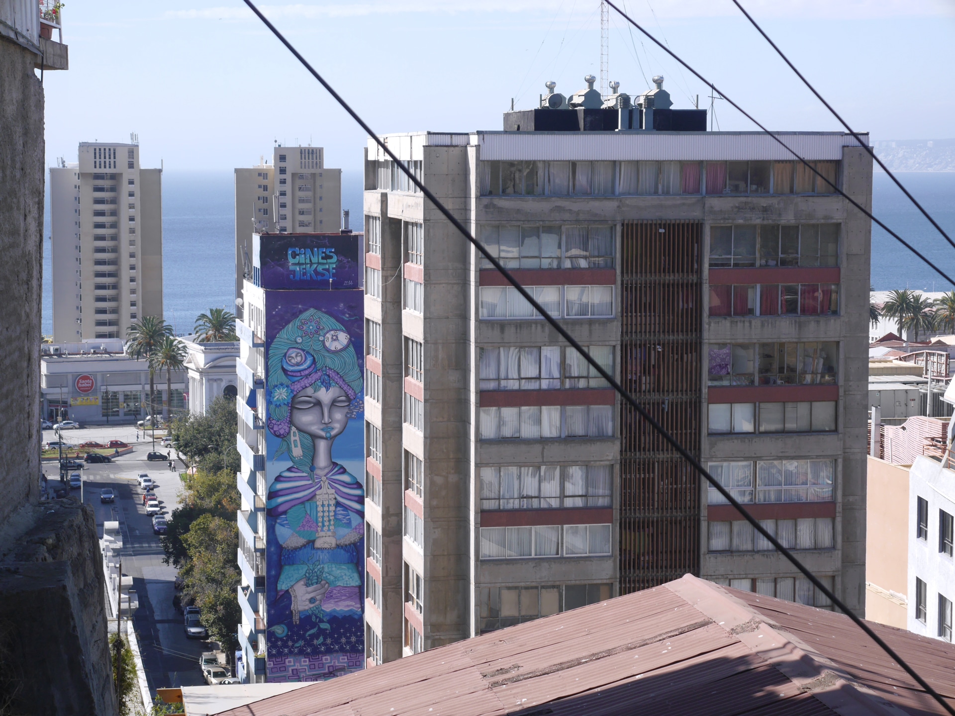 Fresque de Un Kolor Distinto sur un immeuble, à Valparaiso, au Chili